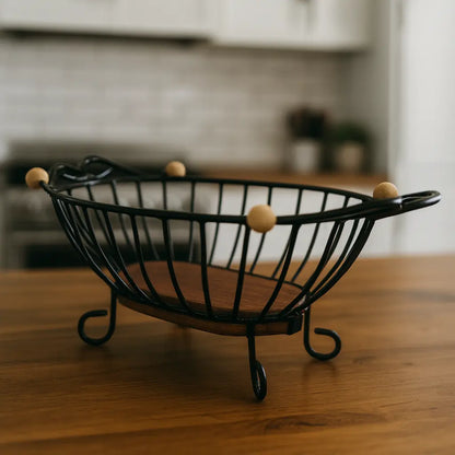 Fruteira de Mesa Oval em Ferro Forjado com Base de Madeira – Design Rústico e Elegante